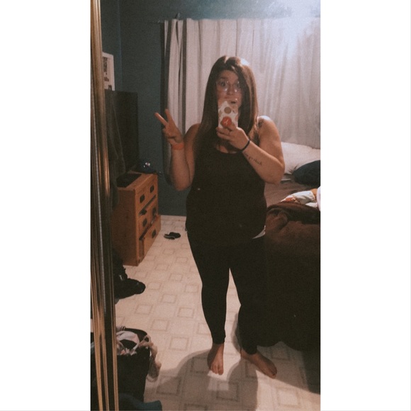 Meet your posher, Darci 🧡 - Picture 3 of 5